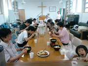 高知市のプロテスタント教会　高知喜びキリスト教会の昼食の様子です。