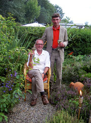 Arne & Daniel im Garten, wo das ein oder andere Kraut als Zutat für unsere Speisen gedeiht.