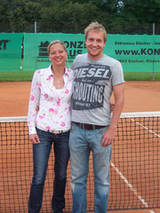 Insgesamt fünf Tennis-Stadtmeister-Titel vereint auf einem Foto: Nicole Hackspiel (TVA) war erfolgreich bei den Frauen (A/B/30A im Einzel, Doppel und Mixed), Stefan Ostheimer (TVA) bei den Männern (A/30A, Doppel).