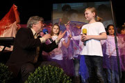 Theresa Wild sang zusammen mit Rolf Zuckowski das Lied "Wie viel Farben hat die Welt". RP-Foto: Jürgen Laaser