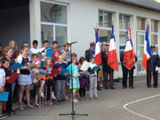 Enfants de école de Saint-Senier chantant la liberté entourés des porte-drapeaux d'Avranches
