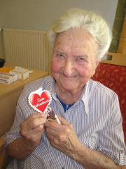 Hilda Einzinger freut sich über den süßen Valentinsgruß. Foto: zVg