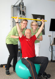 Fritz Schmutz, "Übergangspflege-Bewohner" , mit Sabine Kammerer und Barbara Sterkl, Physiotherapeutinnen des SeneCura Sozialzentrums Krems. Foto:zVg