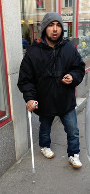 Vermeintlich gehbehinderter Bettler schlug mit seiner Krücke auf den Pensionsten ein. Foto: zVg.