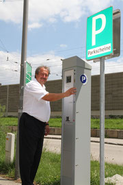 Stadtrat Alfred Scheichel testet den solarbetriebenen Ticketautomaten in der Bahnzeile. Foto: Stadt Krems.