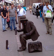 Invisible chair (Photo BaslerBiker)