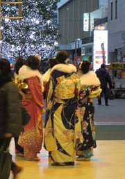 *成人式帰り、振袖姿の女性たち。