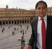 Carlos García Carbayo, en el balcón de su despacho en el Ayuntamiento