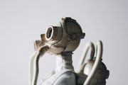 Humanoide Figur mit Gasmaske 