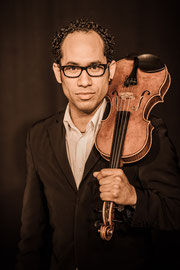 Portrait Juan mit Violine