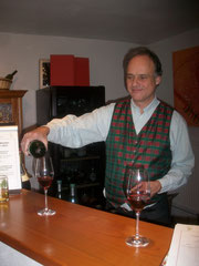 WeinBaur-Inhaber Bertold Baur bei der Arbeit.