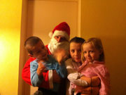 Mein Cousin Devin, meine Cousine Nelly, der Weihnachtsmann und ich.