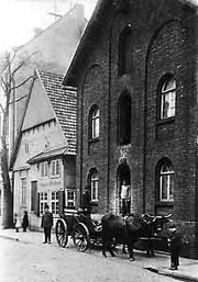 Schwere Lasten zogen Ochsengespanne hier vor der Kornhandlung Angenete & Wulfhorst in der Kökerstraße, um 1910.