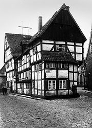 Das ehemalige Küsterhaus am inneren Kirchring. Es brannte in der Silvesternacht 1911 ab. Heute verläuft dort die Kirchstraße.