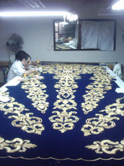 Confección del manto en el taller de bordado