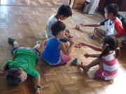 子供たちは子供たちだけで遊びます。