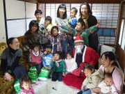 「やすらぎの泉」の子供たちの所に本物のサンタさん登場!