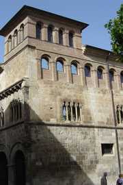 Prôche de la place, le palacio de la Reynes de Navarra (XIIe)