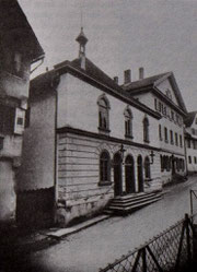 Blick von Norden auf die Synagoge nach 1881 mit der neuen Fassade. Foto: www.foto-keidel.de. -  Aus: Otto Werner: Leon Schmalzbach (1882-1942). Lehrer und Rabbinatsverweser in Hechingen, ZHG 16/1980