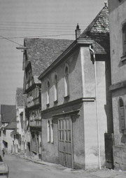 Die Synagoge als Lagerraum mit Toreinfahrt, Foto: www.foto-keidel.de, alle Rechte vorbehalten! Aus: Manuel Werner: Die Juden in Hechingen als religiöse Gemeinde, ZHG 20/1984: 156