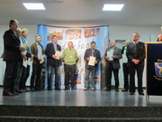 TCA-Seniorenmannschaft AK 50 bei der Sportlerehrung 2013 mit Landrat Franz Meyer (r.)