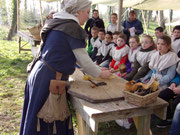 Animation médiévale artisan du cuir, chateau d'Eaucourt sur Somme, Picardie