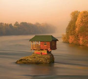 Drina river, casa sul lago