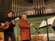 von links: Reentko Dirks (Gitarre) und Giora Feidman (Klarinette) Foto cwem