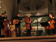 von Links: Guido Jäger (Kontrabass), Reentko Dirks (Gitarre), Giora Feidman (Klarinette, Bass Klarinette), Stephan Braun (Jazz Cello) Foto cwem