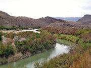 den Rio Grande entlang Richtung Lajitas