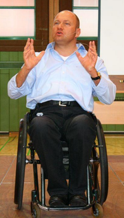 Boris Grundl bei einem Vortrag an einem Gymnasium in Deutschland