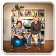 Henning und Nils zusammen vor dem Sportpsychologie-Regal