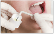 Von Zahnärzten empfohlen: Fluoridierung der Zähne als Kariesschutz (© proDente e.V.)