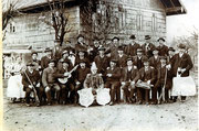 Neukirchner Männer um 1930 vor dem Gasthof Böckhiasl