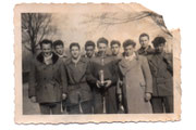 CROSS COUNTRY Cadets 1953 : Equipe championne de Haute-Garonne. Bernard Ribeira, champion individuel, tenant la coupe. A gauche, leur entraîneur : Roger Rocamir.