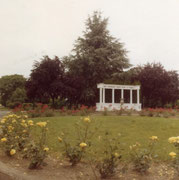 Sur ce monument figuraient 10 noms de camarades morts pour la France ...