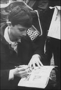 Philip Catherine signant un autographe en 1959
