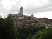 Etwas ungewohnter Blick «von unten» auf die Stadt Siena