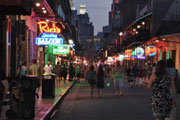 Auch am Abend lebt New Orleans. Nicht nur Touristen bevölkern die Strassen