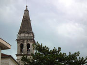 mit dem venezianischen Glockenturm