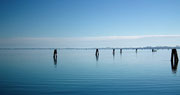 Blick hinaus auf die spiegelglatte Lagune von Venedig