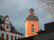 Im Sonnenlicht der Turm der kürzlich renovierten Kirche St. Quirin