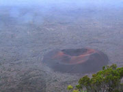 Blick auf den teilaktiven Vulkankrater . . .