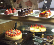 Das Kuchenbuffet in der «Cafeteria Emirates Palace»