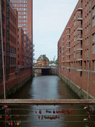 Die Speicherstadt und im Hintergrund das Gebäude der Polizeiwache