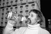 1990 Luigi Colani trinkt aus der Colani VALSER Limelite Glasflasche