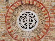 Künstlerische Stein-Rosette an der Abteimauer von Pomposa