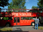 oder mit den gemütlichen Doppeldecker-Cabrio-Bussen