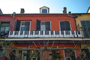 Kreative Verkleidung eines Balkongeländers. Die Musik lebt sogar auf dem Balkon