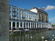 Das ist nicht Venedig sondern eine imposante Fassade in Hamburg